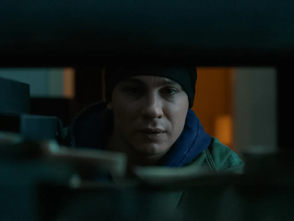 Кадр из художественного фильма Романа Артемьева «Беги» (2025)